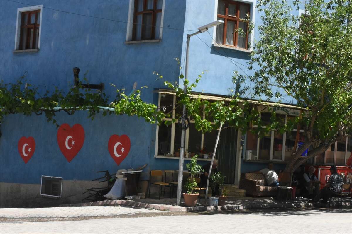 Konya’da muhtar aşkı için fırçayı - boyayı eline aldı, mahalleli sıraya girdi 6